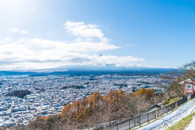 Kawaguchiko şehir manzarası ile kar 