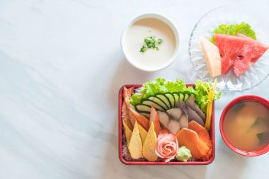 Pirinç bento kutusunda Ham taze sashimi
