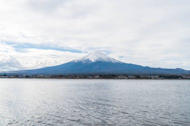 Japonya 'daki Kawaguchiko Gölü' nde Fuji Dağı..