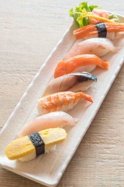 Ham ve taze nigiri suşi beyaz plaka 