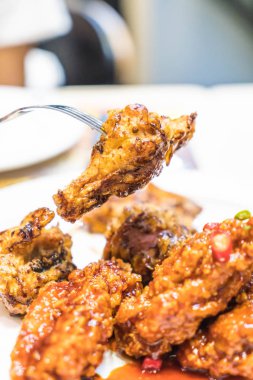 Baharatlı soslu kızarmış tavuk