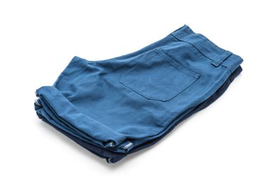 beyaz üzerine kısa pantolon