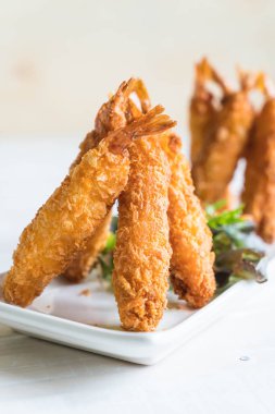  ahşap üzerine meyilli kızarmış karides