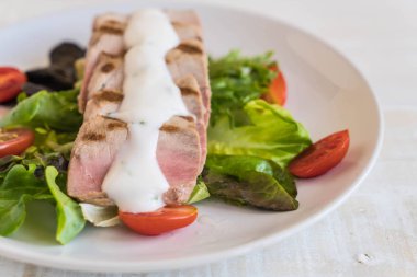 Tuna biftek salatası ile