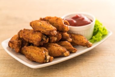 Kızarmış tavuk kanadı.