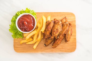 Kızarmış tavuk kanadı.