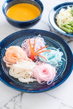 erişte ile balık köri sos ve sebze