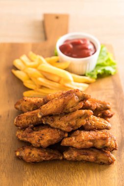 Kızarmış tavuk kanadı.