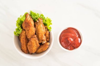 Kızarmış tavuk kanadı.