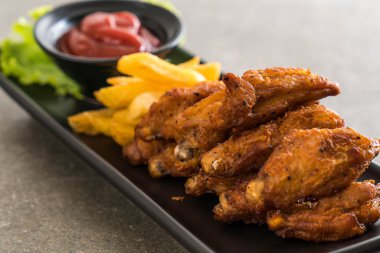 Kızarmış tavuk kanadı.