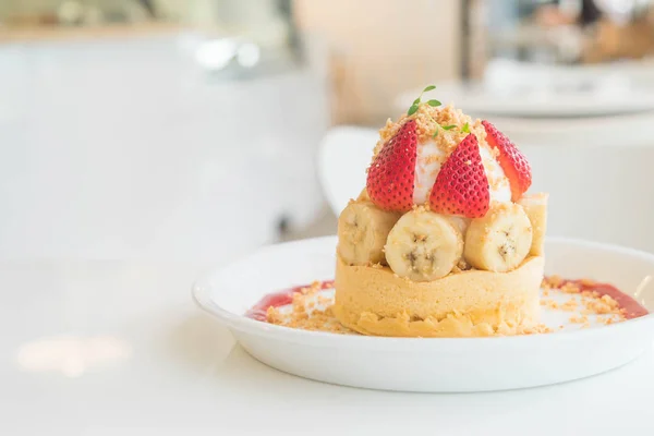 Pastel caliente con crema, fresa, plátano y galletas se desmoronan — Foto de Stock