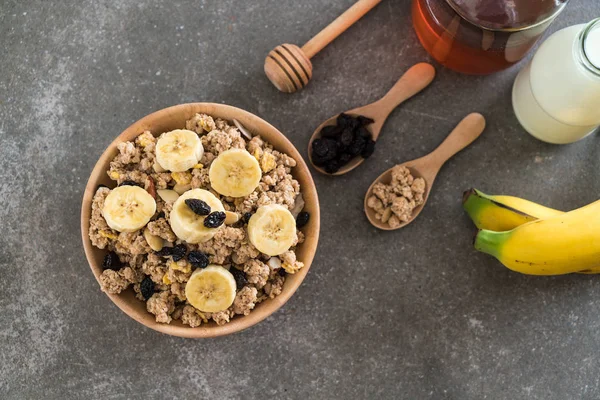 Granola con plátano, pasas y leche —  Fotos de Stock