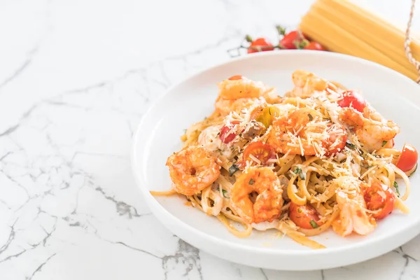 Spagetti karides, domates, fesleğen ve peynir ile 