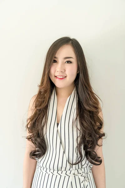 Щаслива молода азіатська жінка — стокове фото
