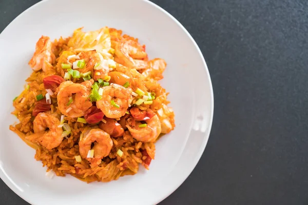 Kore baharatlı sos ve karides kızarmış pilav