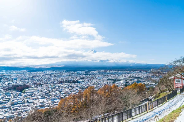 Kawaguchiko şehir manzarası ile kar 