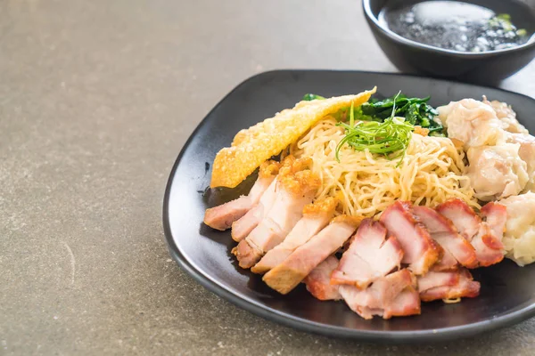 Yumurta noodle kırmızı kızarmış domuz, gevrek domuz eti, köfte ve çorba ile 