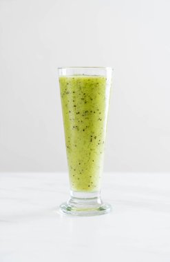 Sağlıklı taze kivi smoothie cam