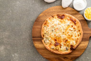 Kremalı mantarlı pizza