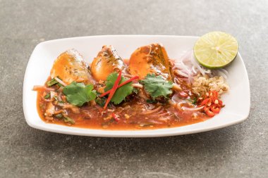 Baharatlı uskumru salatası