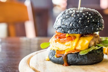 domuz eti ve peynirli burger kömür