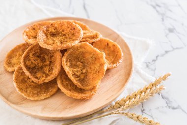 kurutulmuş rendelenmiş domuz etinin pirinç kraker