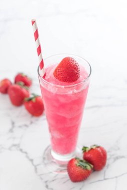 taze çilek smoothie 