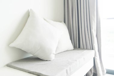 Oturma odasında kanepe dekorasyon güzel yastık 