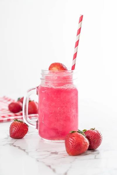 Batido de fresa fresca —  Fotos de Stock