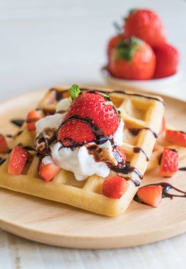 ahşap üzerine çilek ile waffle