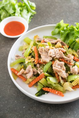 Tavada kızartılmış Shanghai Noodle domuz eti ile