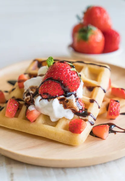 ahşap üzerine çilek ile waffle