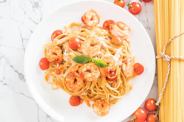 Spagetti karides, domates, fesleğen ve peynir ile 