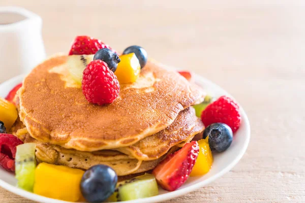 Panqueque con frutas de mezcla — Foto de Stock