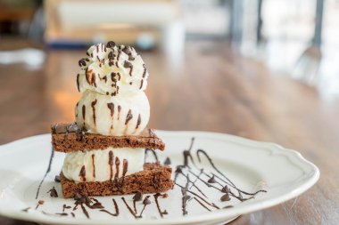 vanilyalı dondurma ile çikolatalı kek