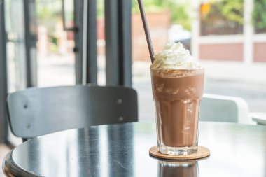 Kremalı çikolatalı milkshake.