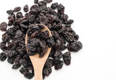 Beyaz üzerine siyah kuru üzüm