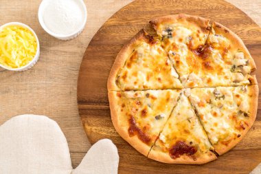 Kremalı mantarlı pizza