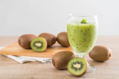 Sağlıklı taze kivi smoothie cam