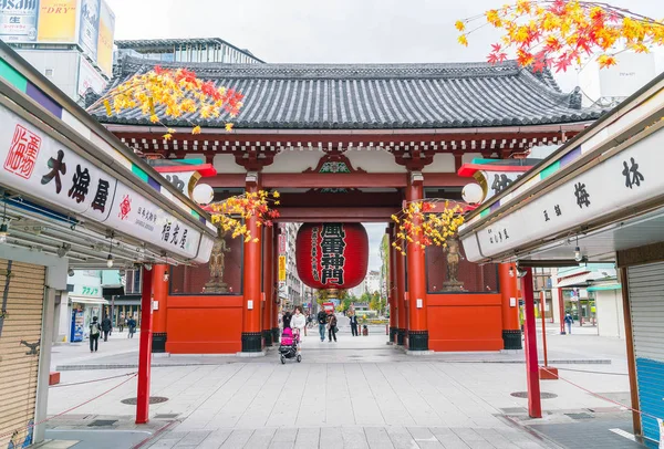 Tokyo-Kasım 16: Budist tapınağı Sensoji Novem tarihinde kalabalık insanlara — Stok fotoğraf