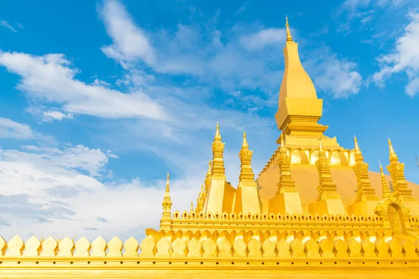 Hermosa arquitectura en Pha That Luang, Vientiane, Laos . —  Fotos de Stock