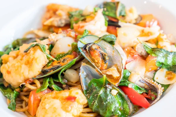 tavada kızartılmış Baharatlı deniz mahsulleri spagetti