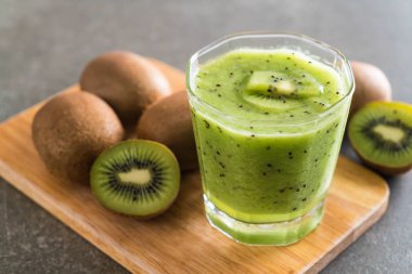 Sağlıklı taze kivi smoothie cam