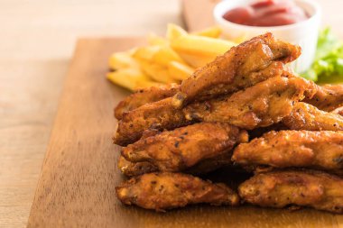 Kızarmış tavuk kanadı.