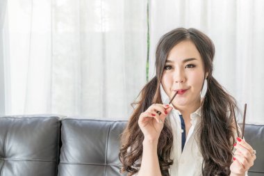 Mutlu kadın ile snack TV izlerken