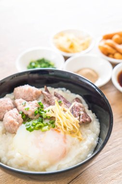 domuz eti ve yumurta ile pirinç lapası