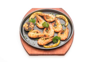 Sarımsaklı ve limonlu kızarmış karides.