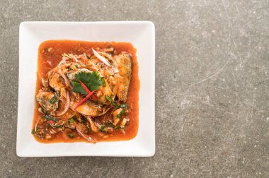 Baharatlı uskumru salatası