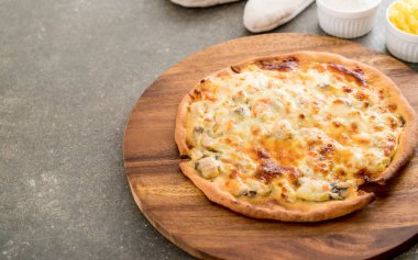 Kremalı mantarlı pizza