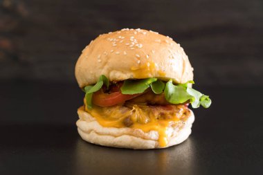 Ev yapımı taze lezzetli burger Close-Up 